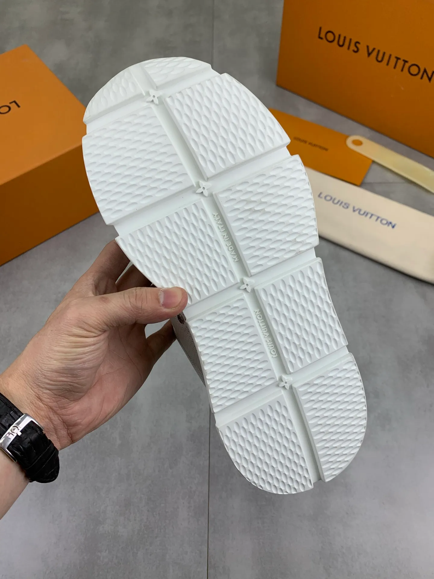 Factory price P700 💶 Top version [LOUIS VUITTON] Couple 🧑‍🤝‍🧑 Craftsman style Counter series (original order) New style 🍀LV Louis Vuitton - top version LV classic high-top trendy shoes! Made of imported original craft calfskin, original breathable lining, and original wear-resistant, lightweight, high-end TPU outsole! High quality products! 3️⃣ colors available, code numbers: female 35-39, male 39-44 (female 40, male 45 46 customized)